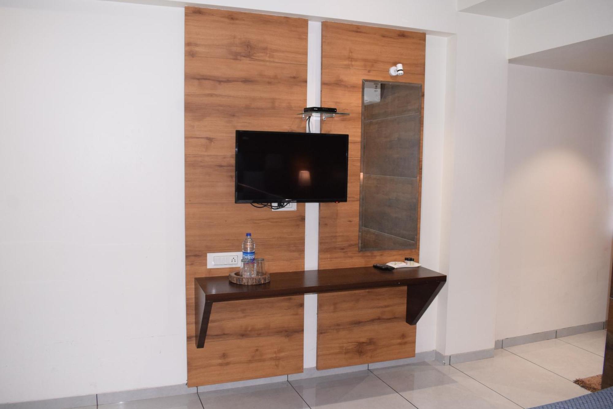 Hotel Viram Pārdi Екстериор снимка