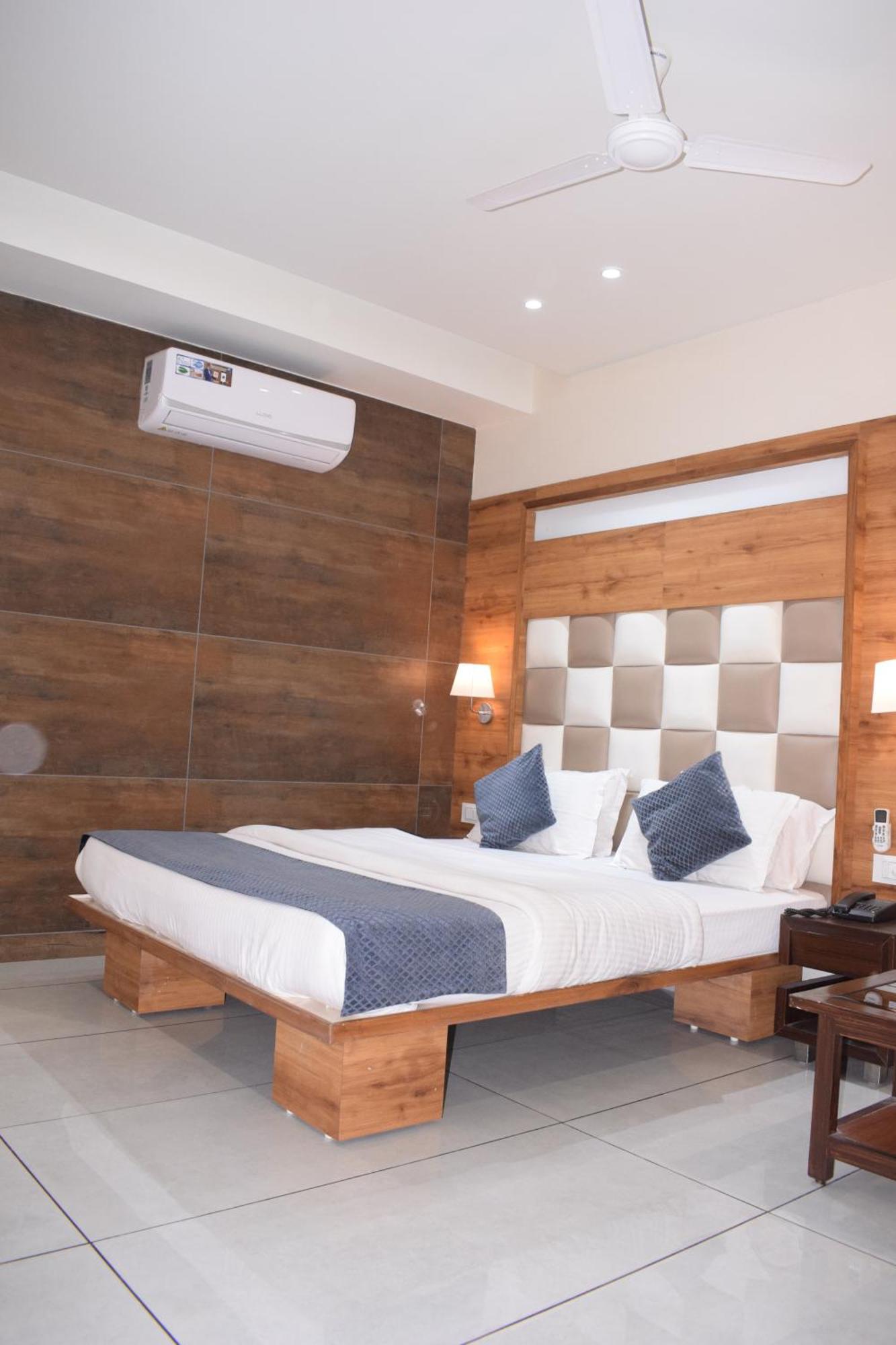 Hotel Viram Pārdi Екстериор снимка