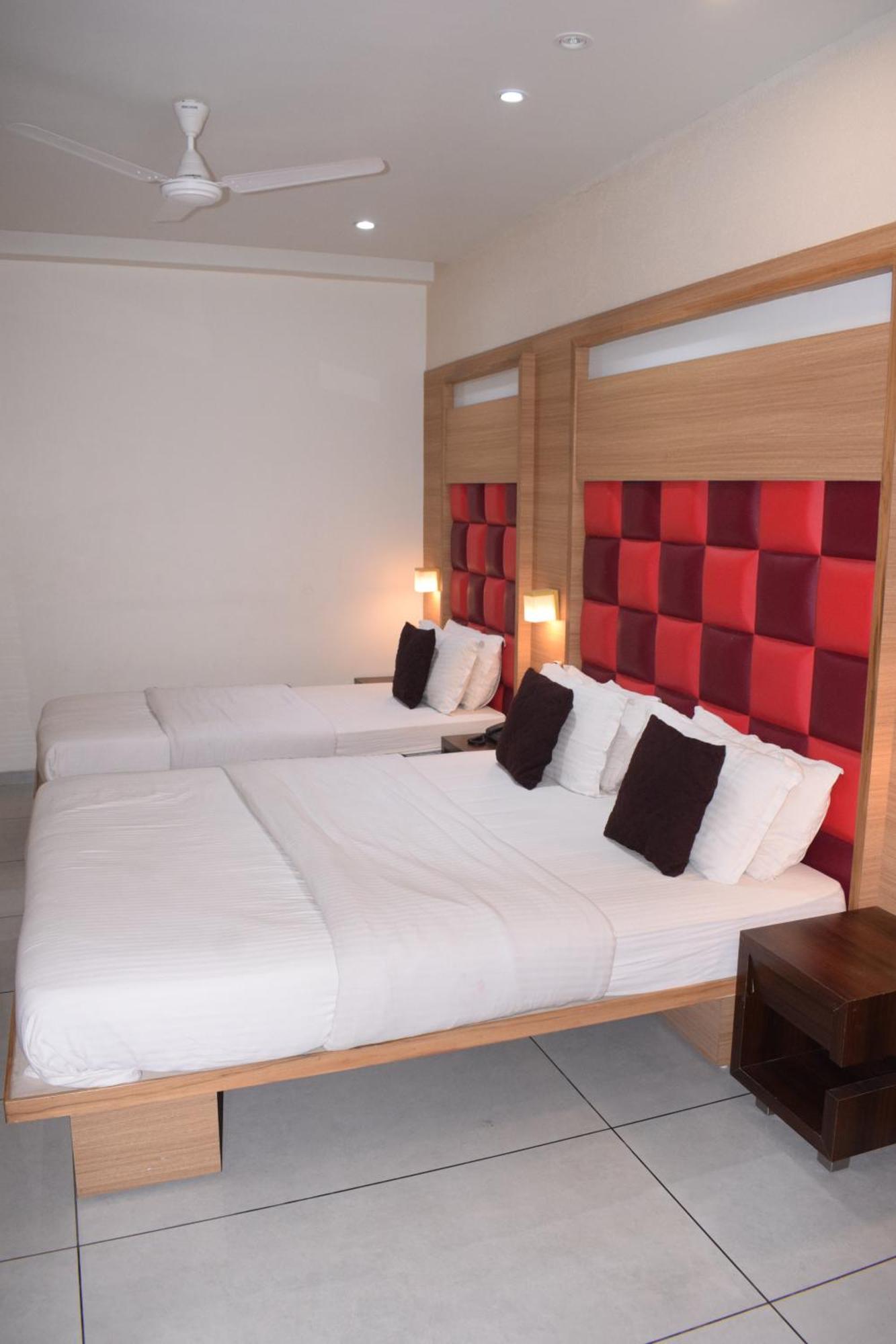 Hotel Viram Pārdi Екстериор снимка